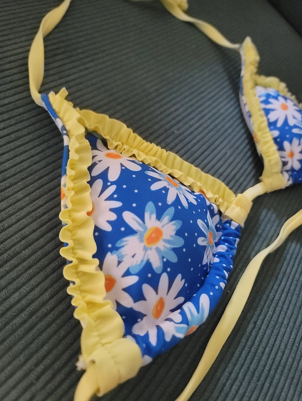 Retro Style Daisy Ruffle Bikini Set Size Small - Picture 2 of 9